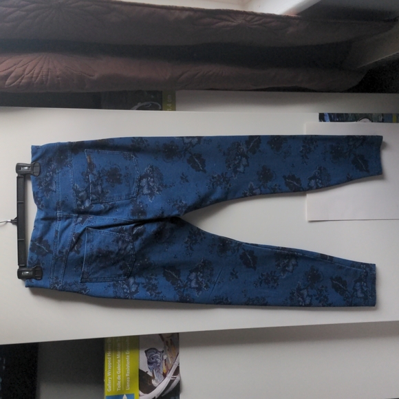 Hue Blue Rose Legging - Picture 2 of 3